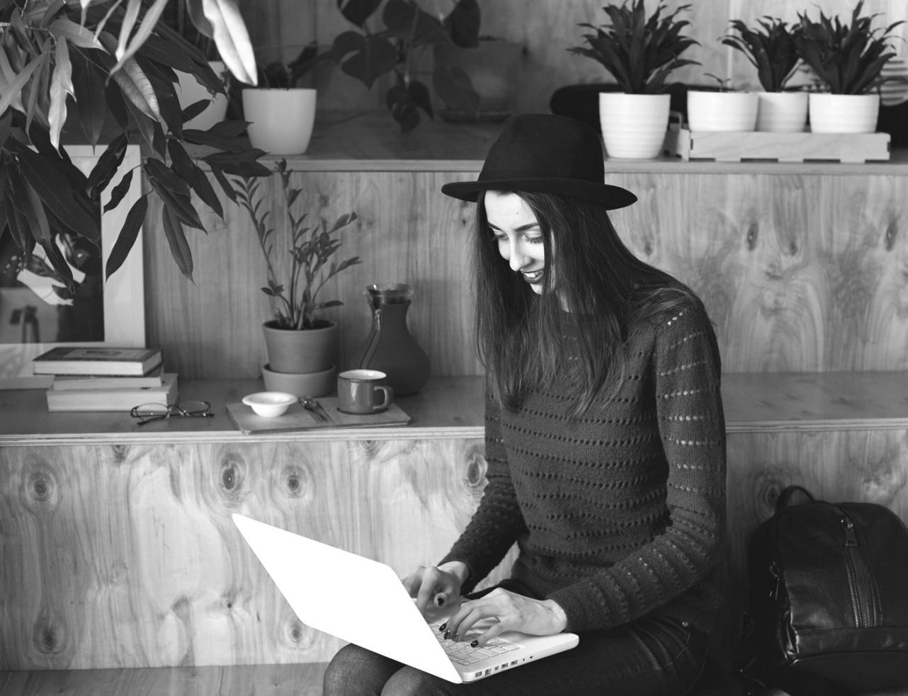 Oficina moderna donde se realizan las consultas financieras con vista panorámica