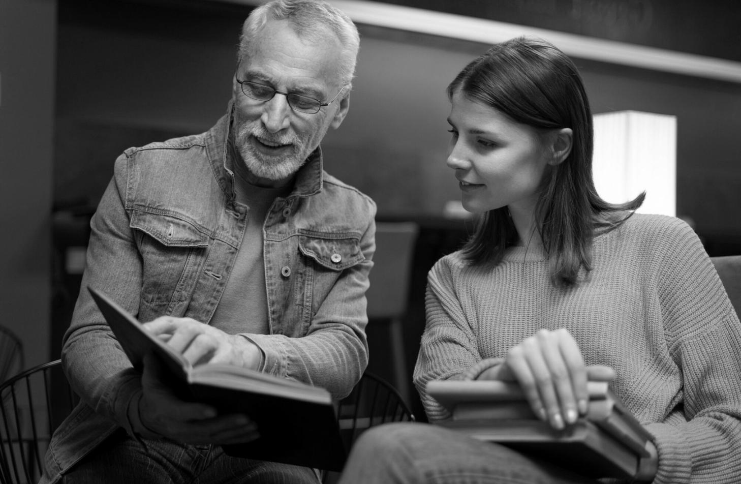 Empresario revisando informes financieros en su oficina
