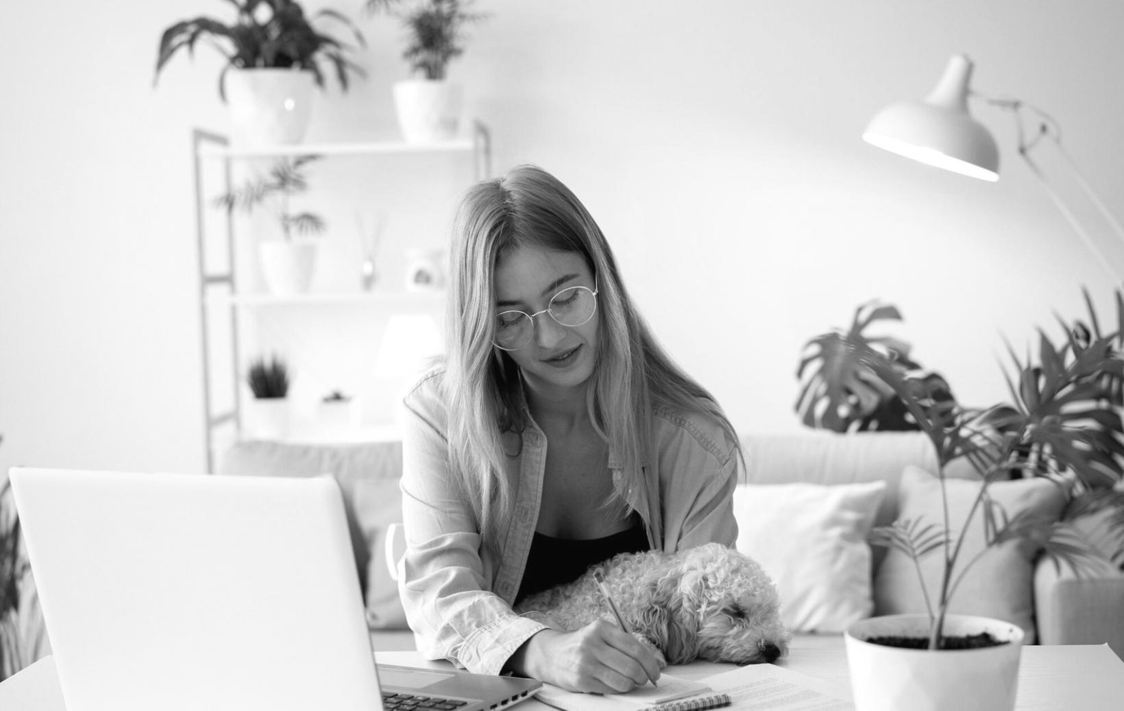 Consultor financiero analizando datos específicos del cliente en una reunión personalizada